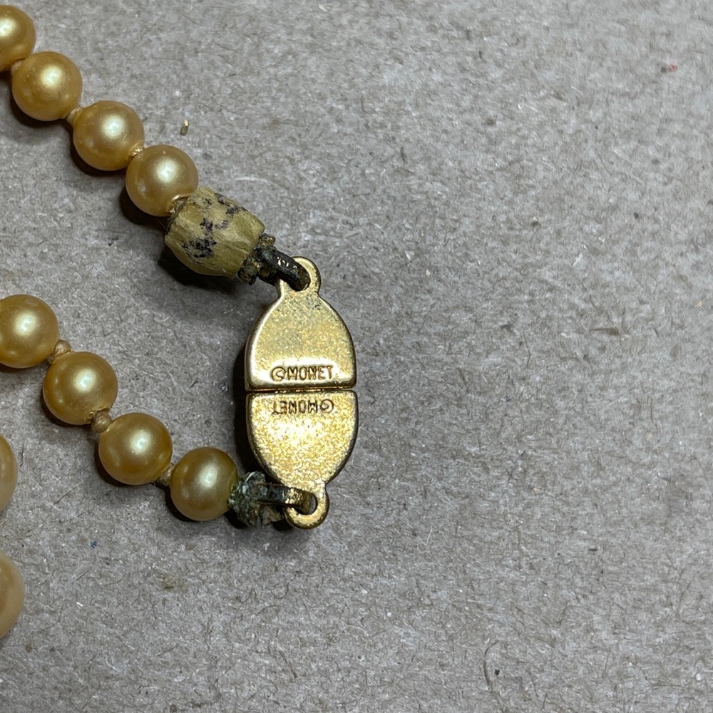 Monet Vintage Graduating Faux Mocha Pearls 28” Long Gold Tone Clasp Og Tag - Picture 3 of 6